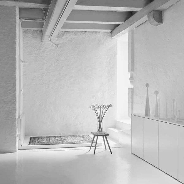 ADA Angela Deuber Architect Architects Architektin Architecture Switzerland Swiss Schweiz Zurich Zürich
Grossmünster Office Space Conversion Townhouse Spacious Continuity Daylight Falling Blue