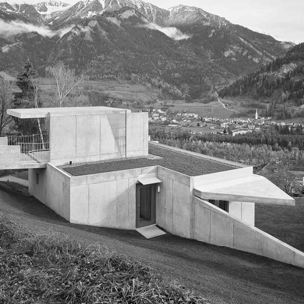 ADA Angela Deuber Architect Architects Architektin Architecture Switzerland Swiss Schweiz Zurich Zürich
Thusis Graubünden Alps Private Residential House Trapezoid Geometric Lansdcape Interconnected Mountain