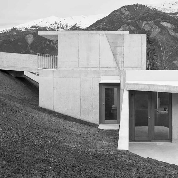ADA Angela Deuber Architect Architects Architektin Architecture Switzerland Swiss Schweiz Zurich Zürich
Thusis Graubünden Alps Private Residential House Trapezoid Geometric Lansdcape Interconnected Mountain
